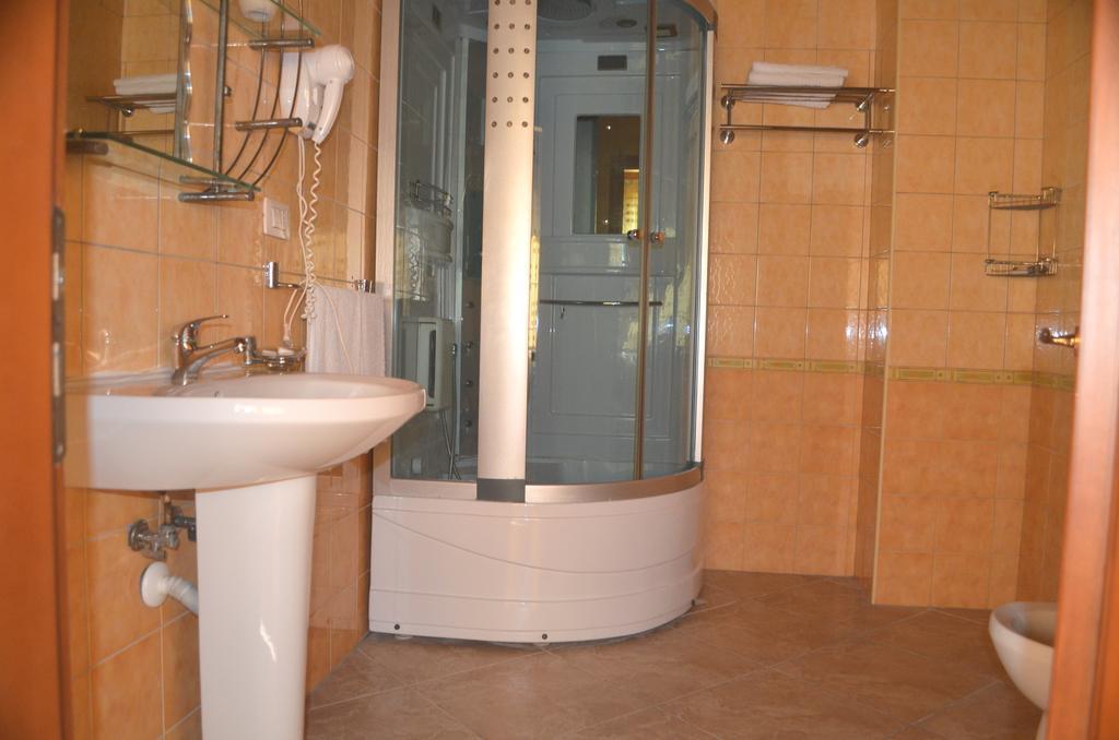 Hotel Dyrrah Durres Bagian luar foto