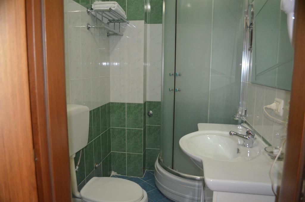 Hotel Dyrrah Durres Bagian luar foto